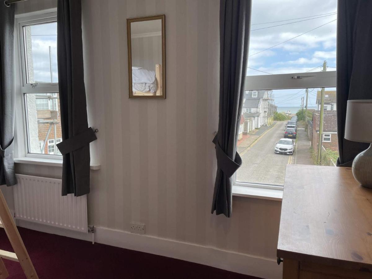 Spacious 4-Bed Beach Retreat For Families Steps From The Shore In Pevensey Bay Exteriör bild