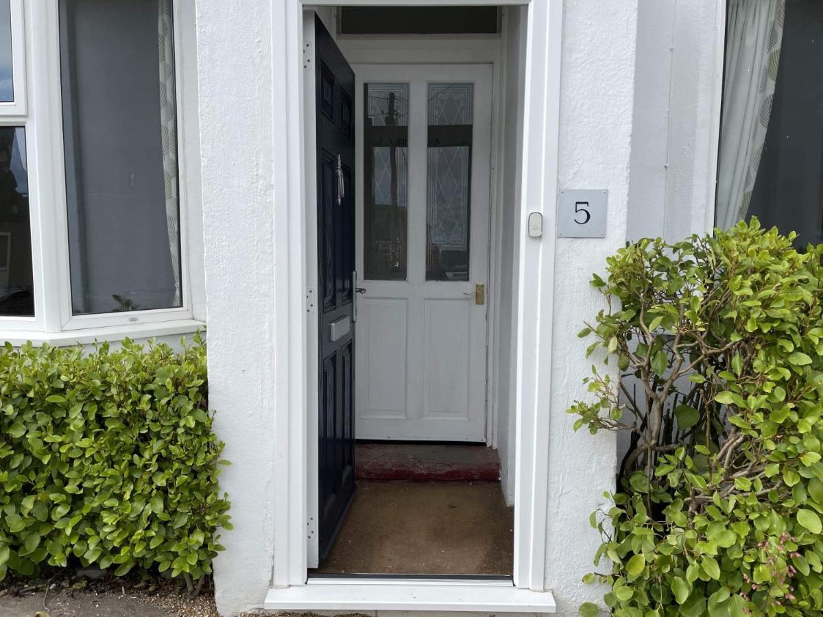 Spacious 4-Bed Beach Retreat For Families Steps From The Shore In Pevensey Bay Exteriör bild