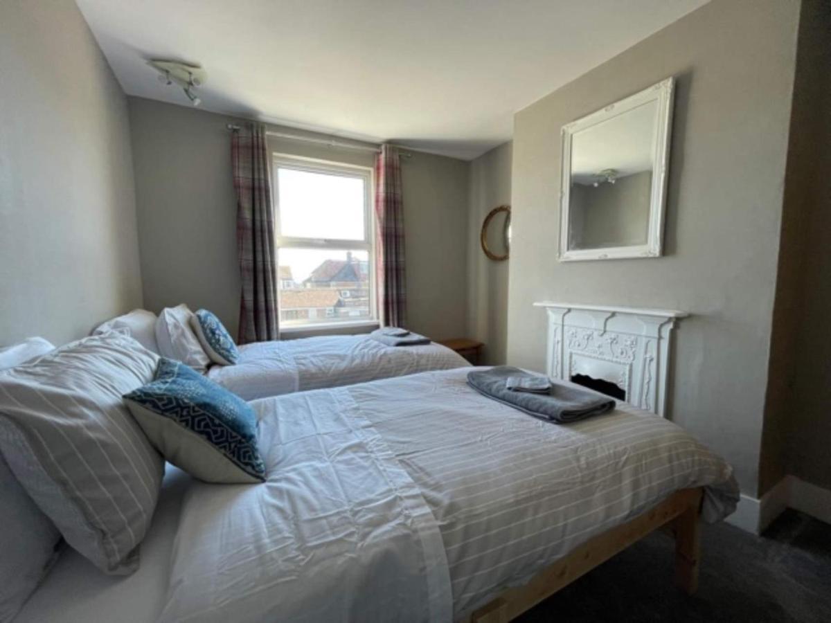 Spacious 4-Bed Beach Retreat For Families Steps From The Shore In Pevensey Bay Exteriör bild