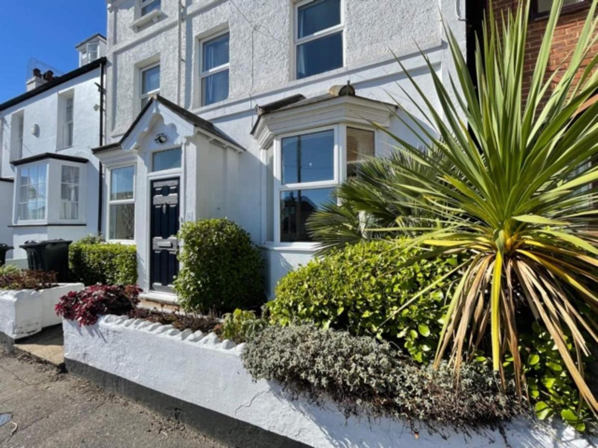 Spacious 4-Bed Beach Retreat For Families Steps From The Shore In Pevensey Bay Exteriör bild