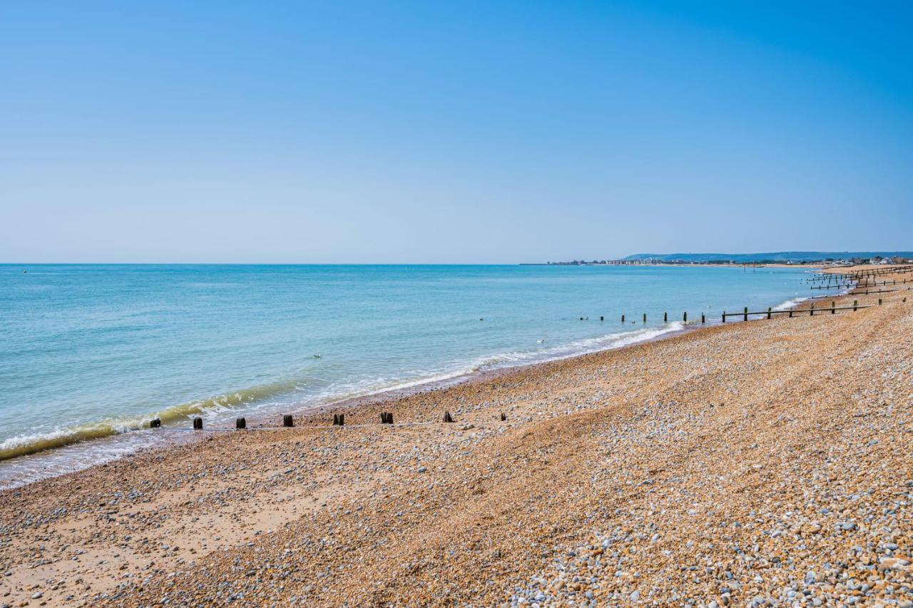 Spacious 4-Bed Beach Retreat For Families Steps From The Shore In Pevensey Bay Exteriör bild