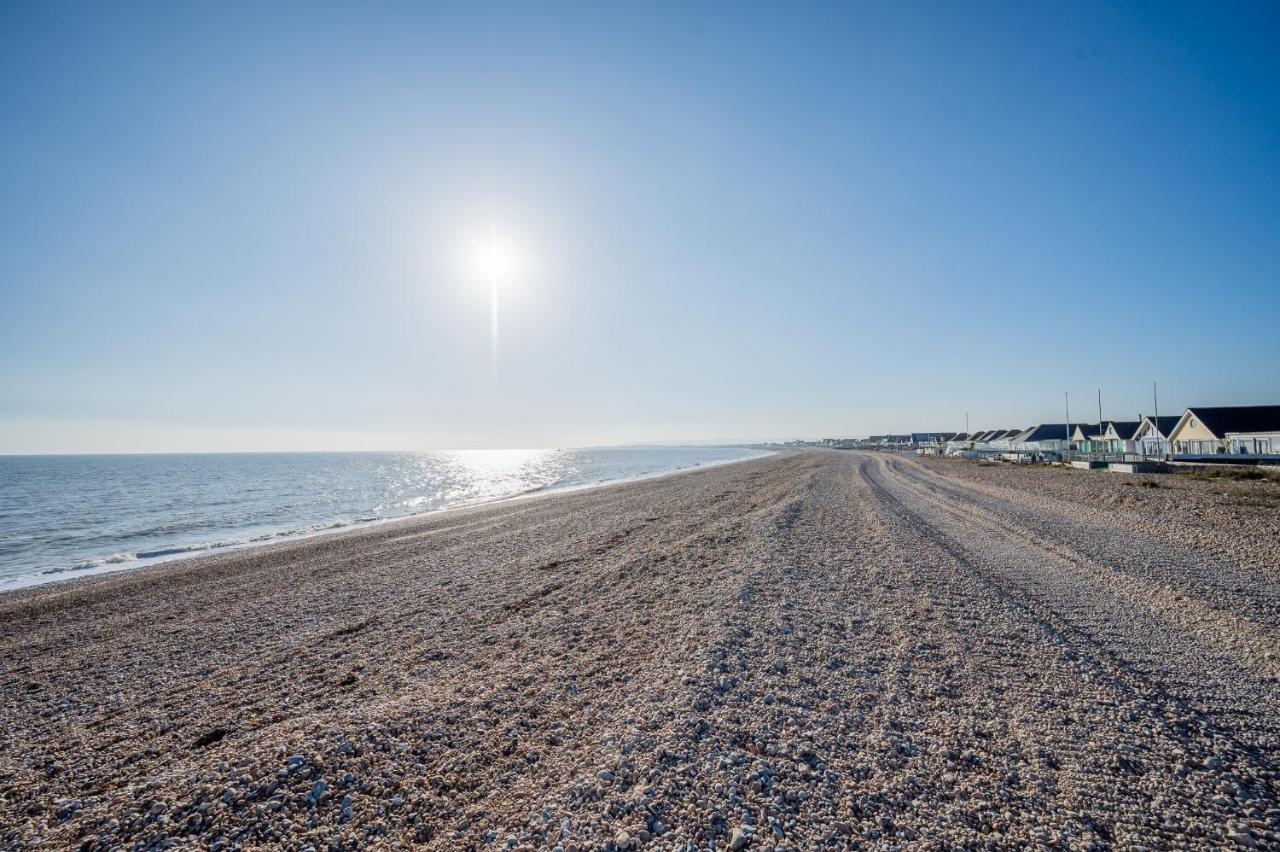 Spacious 4-Bed Beach Retreat For Families Steps From The Shore In Pevensey Bay Exteriör bild