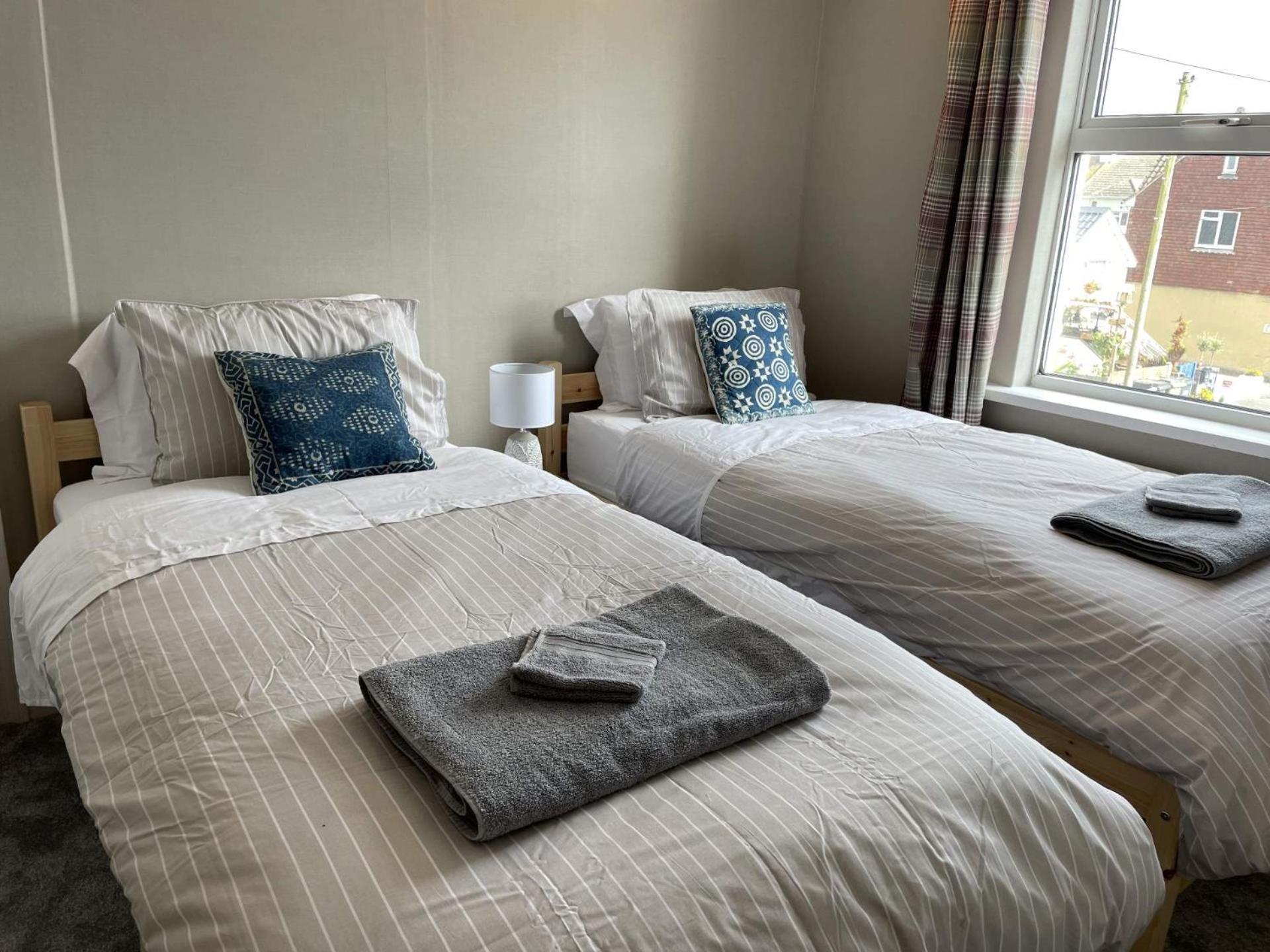 Spacious 4-Bed Beach Retreat For Families Steps From The Shore In Pevensey Bay Exteriör bild